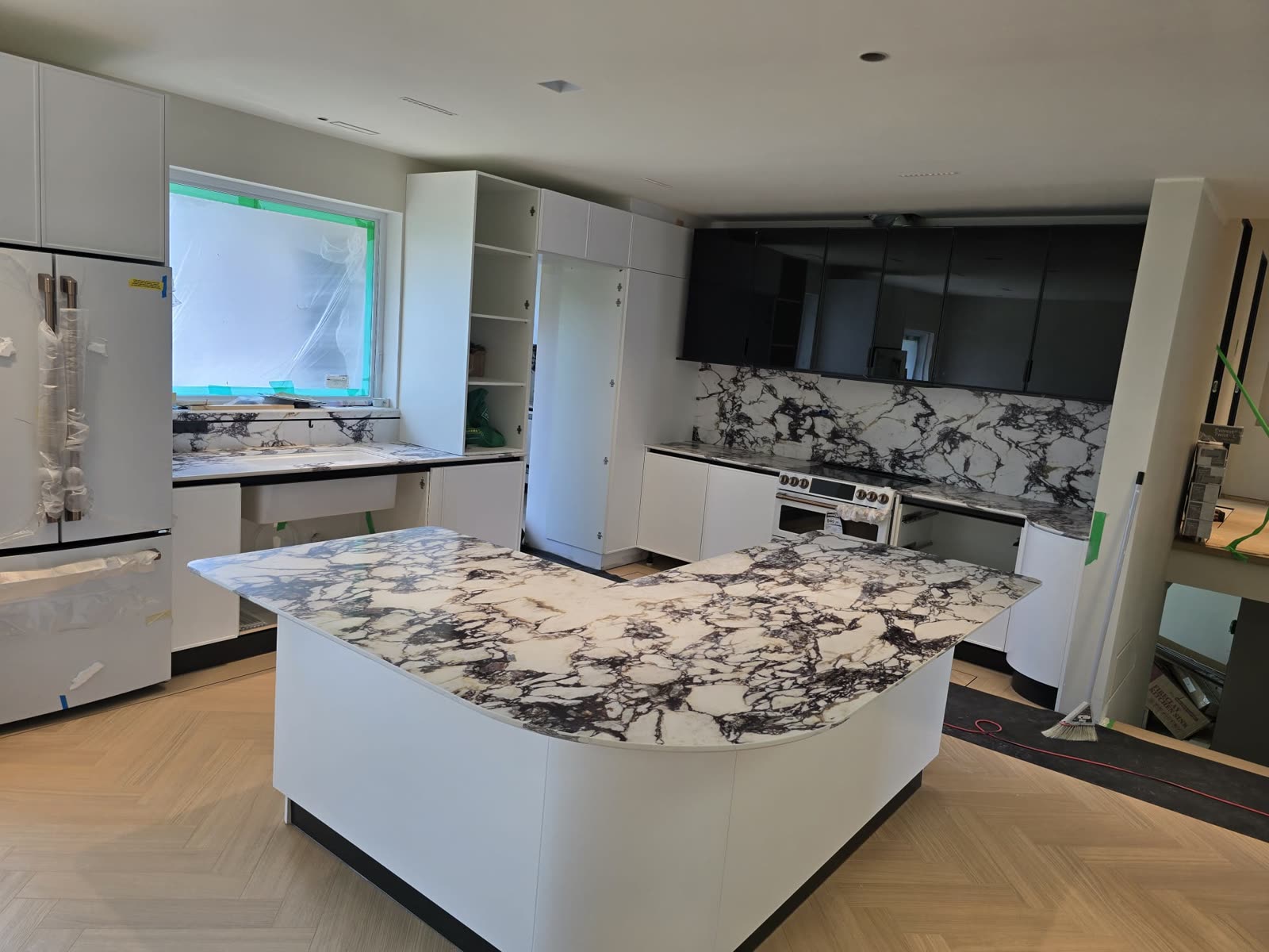 Cuisine complète en marbre Calacatta Viola par Granite Royale