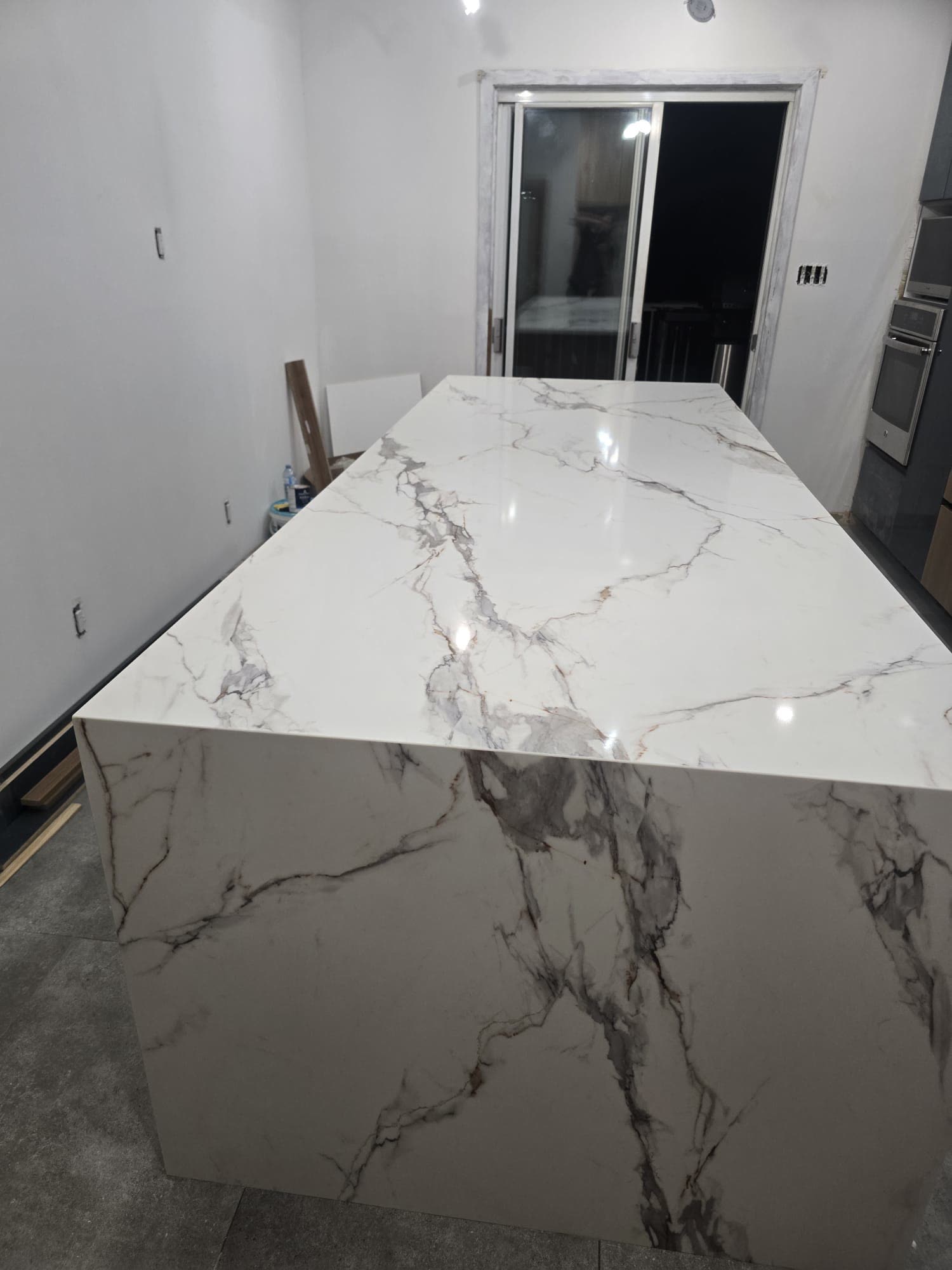 Îlot cascade en quartz Calacatta installé par Granite Royale